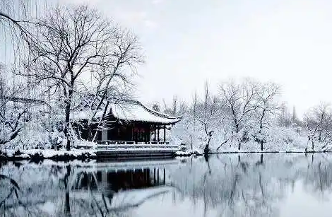  湖心亭看雪是什么样的散文？作者是张岱吗？