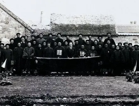庄士敦是谁安排的？出生家庭是什么？