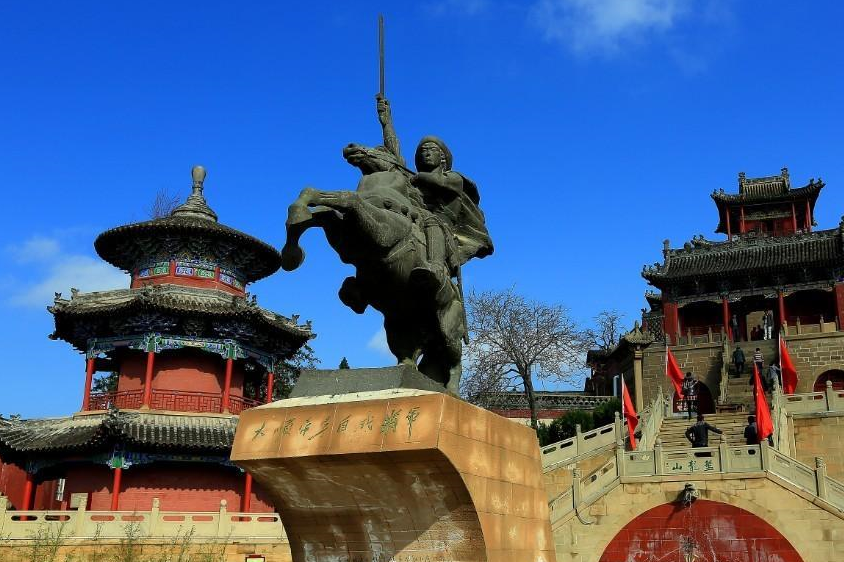 李自成创作了一副对联，引起了知州大人的注意。知州表示此人有成为大器之材的潜力。