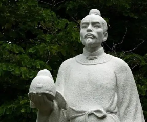 牛仙客的历史地位如何？他有哪些成就？