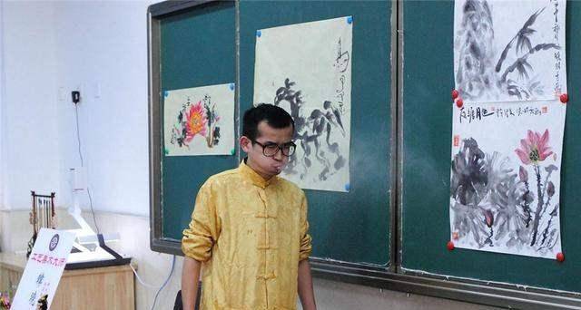 他发明了用舌头书写和绘画的方法，声称是韩愈的后代，并被学校邀请为学生开设课程