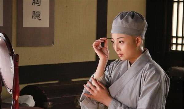 她是武则天，在位13年，治理无方，被扔进黄河溺死