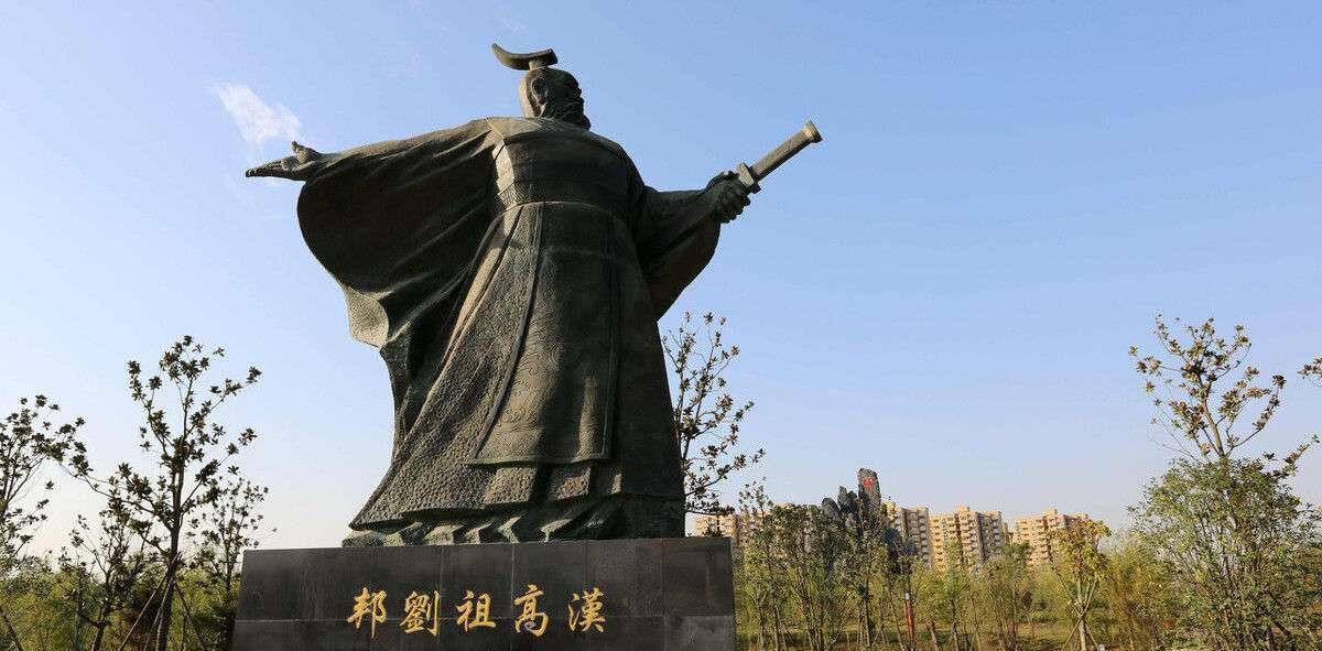 韩信的思维方式与时代脱节，追求封王以彰显功绩