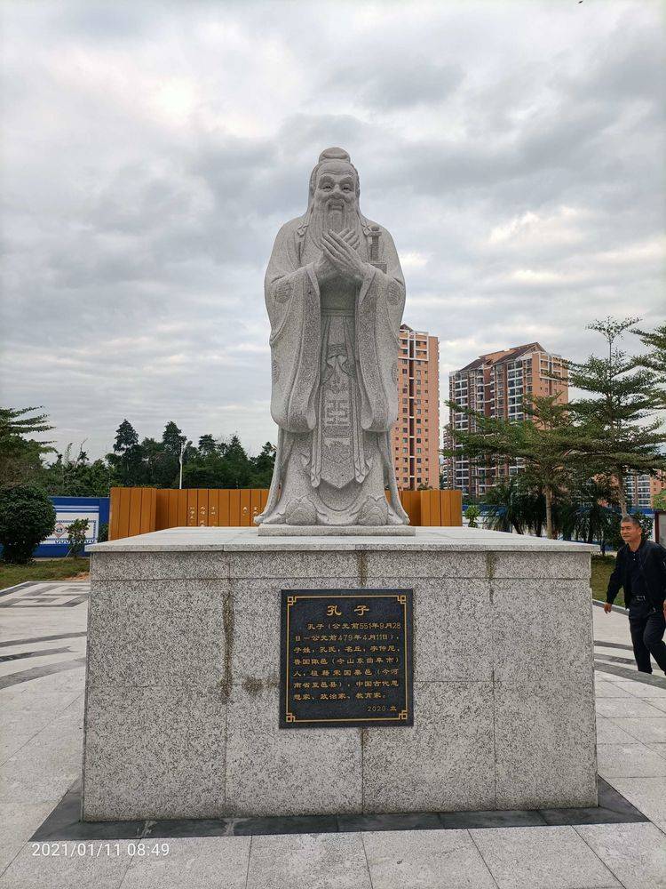 孔子石雕像是什么样的?为什么会双掌叠放？