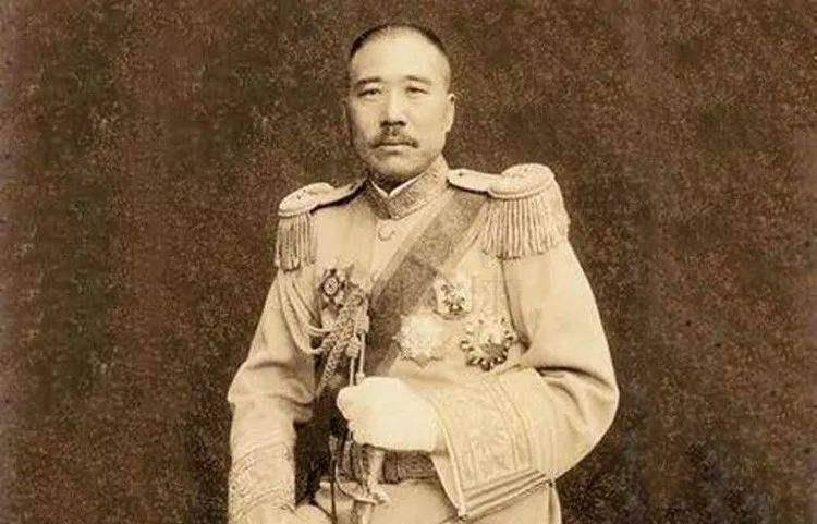 两次闯关东建立大军阀，成立白俄武装，与韩复榘结为兄弟，却遭受暗算