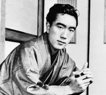Are Yukio Mishimas works suitable for students to read? What are the reasons?