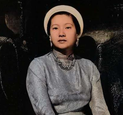 What was the outcome of Empress Nam Phươngs son? What was the relationship between the mother and son?