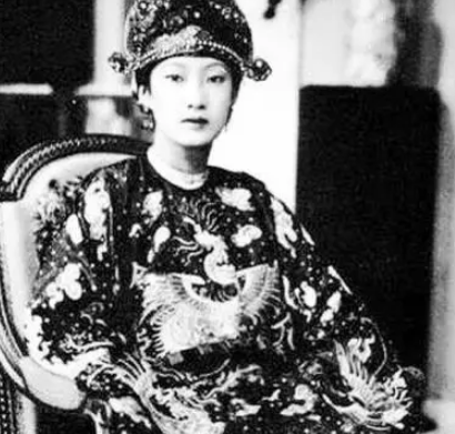 What is the current situation of the descendants of the Vietnamese royal family? What is their life like?