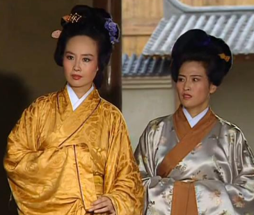 曹纯俘获刘备的两个女儿后，对她们做了什么？