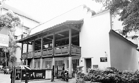  明驸马都尉府富公指的是谁？是什么身份？