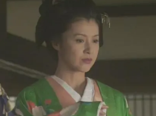 鹰司信子的出身如何？她的地位高吗？