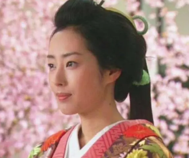 鹰司孝子的婚姻情况如何？她嫁给了谁？