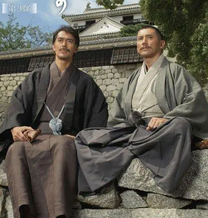 秋山好古的人物关系如何？分别是什么样的？