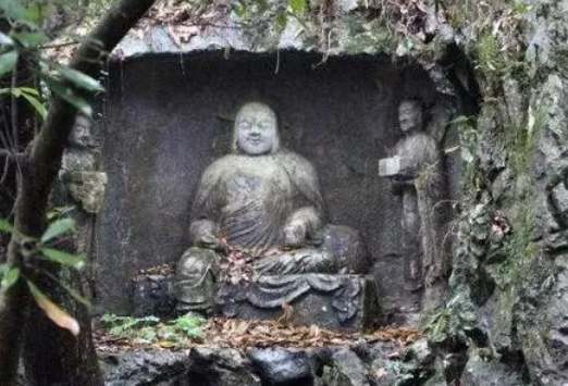  杨琏真迦被刻成石像的原因是什么？发生了什么？