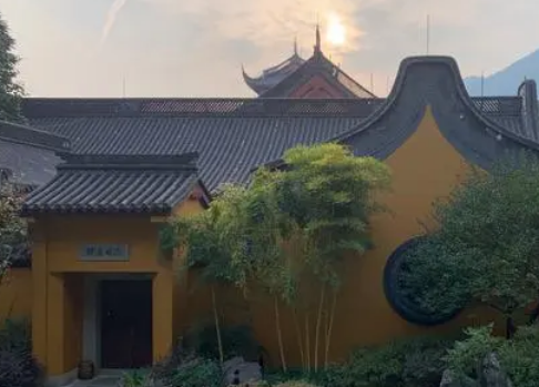  杨琏真迦像是什么样的？在哪里？