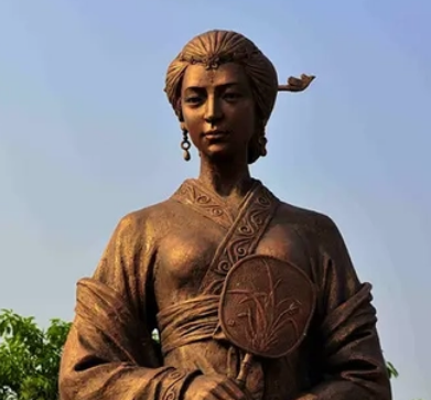  黄娥是什么身份？她的婚姻状况怎么样？
