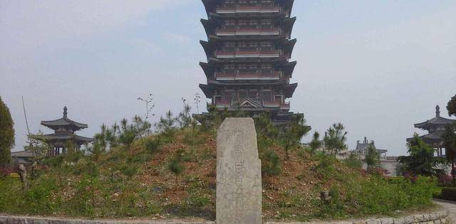 宋襄公被楚成王欺凌，为何仍被誉为春秋五霸之一，而楚成王却不是？