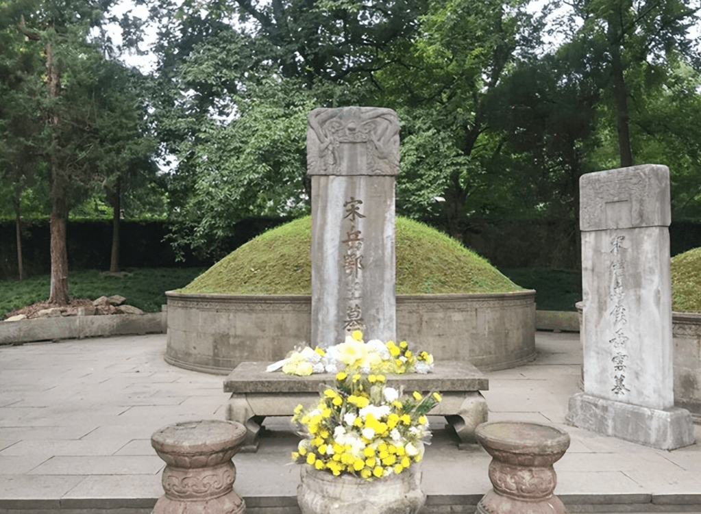 秦桧后人中了状元，经过岳飞墓时作了首诗，被后人广为传颂