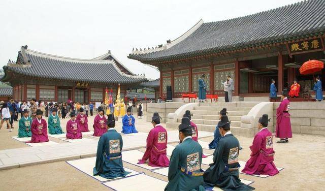 大臣写“昭告”被武则天满门抄斩，百官疑惑，武则天：把字拆开来