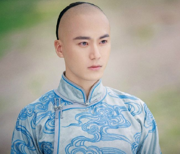 乾隆比胤祕大几岁？他们是什么关系？