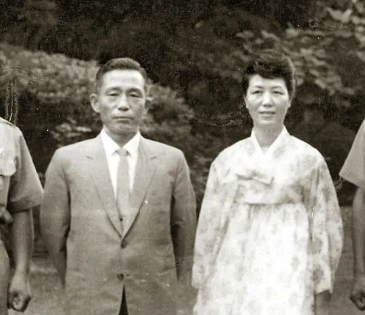 朴正熙的婚姻状况如何？他的妻子是谁？