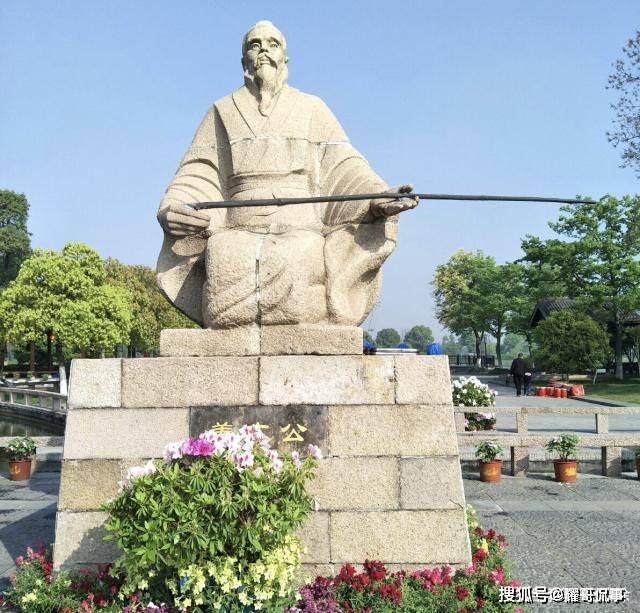 姜子牙的本名是什么？他辅佐的是哪位统治者？
