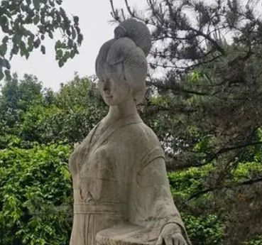  罗敷女是什么身份？是哪里人？