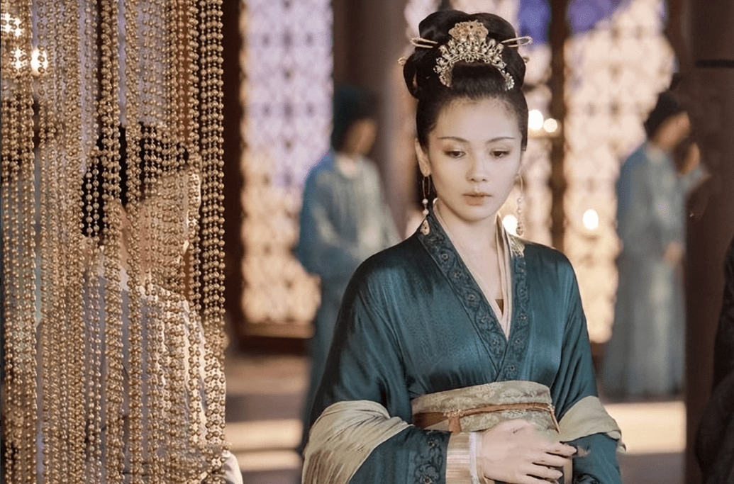 皇妃因病无法生育，选择将美丽尼姑推荐给皇帝，生育的唯一皇子成为大宋的明智君主