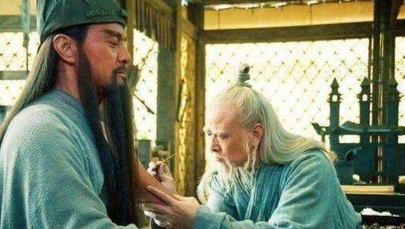 被曹操杀害的华佗已死去11年，为何还能穿越时空为关羽刮骨疗毒？