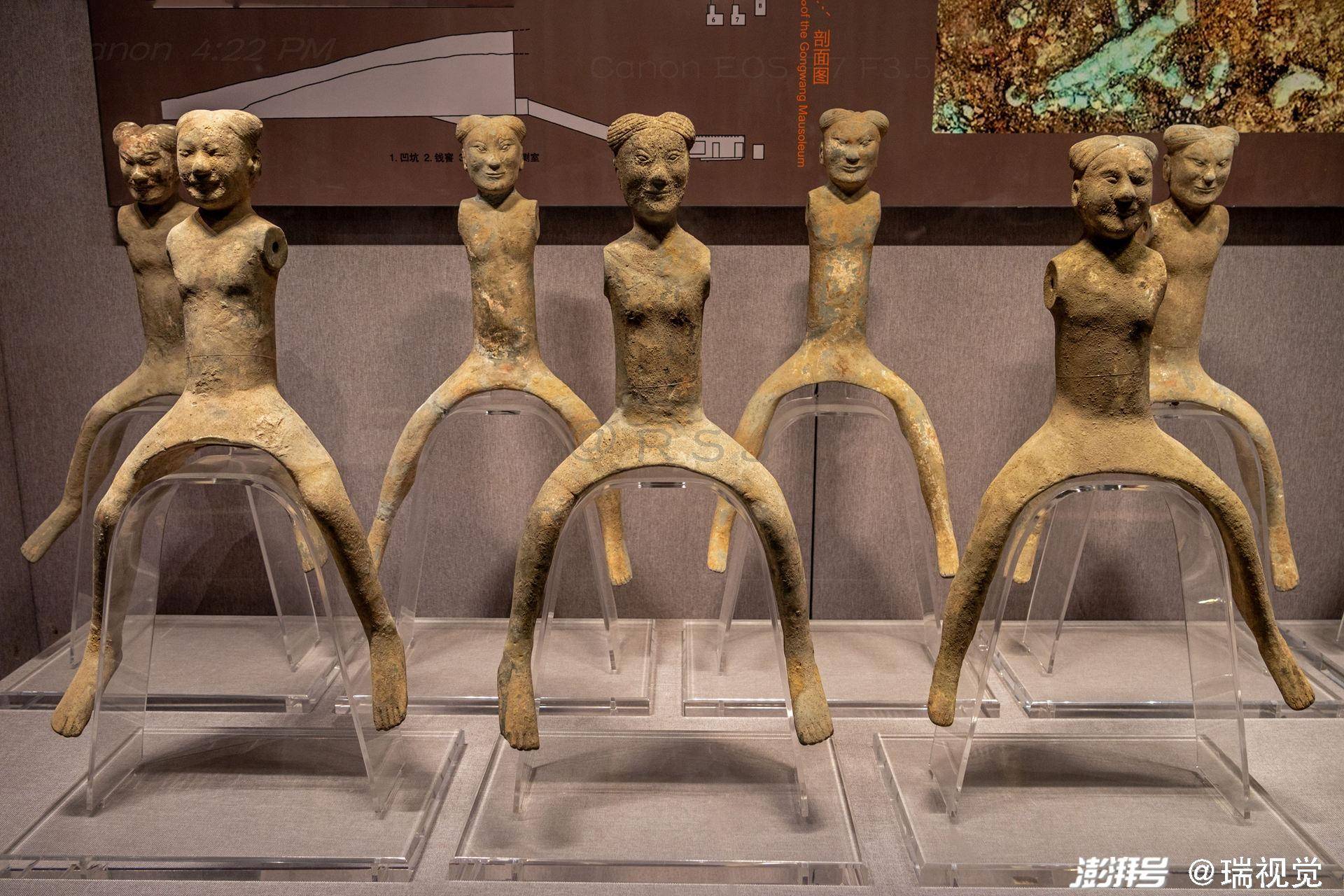 河南博物院展出保安山梁共王陵出土西汉骑马陶俑