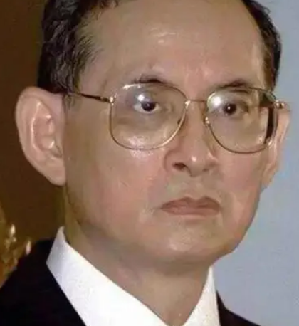 普密蓬·阿杜德有几个妻子？婚姻状况是什么样的？