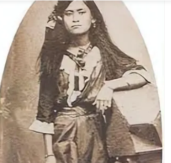  拉玛五世的丽仁王后是谁?是什么身份？
