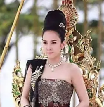  郑信是什么人物？他的出生日期是什么时候？