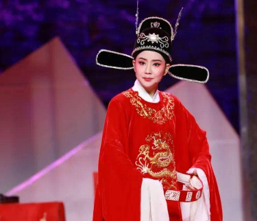 女状元炼成记的作者是谁？他是如何进行创作的？