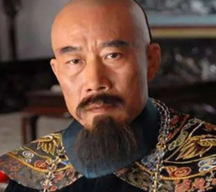 尹嘉铨的人物性格如何？他是一个什么样的人？