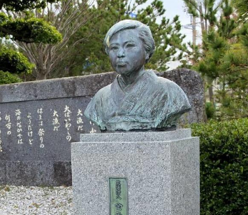 金子美玲的家庭背景是怎样的？她的出身如何？