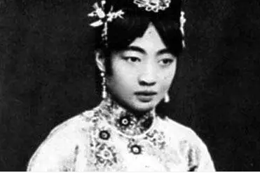   郭布罗氏是什么身份？是满族还是达斡尔族？