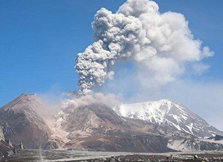 地球上最高的活火山有多少？名字叫什么？