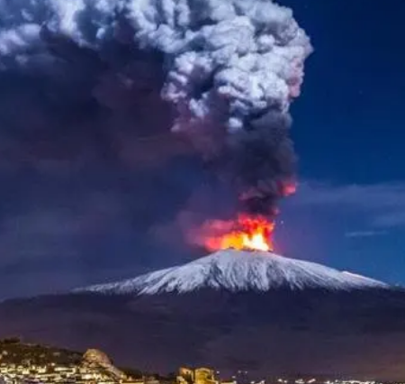 喷发次数最多的火山是什么？位于意大利的什么地方？