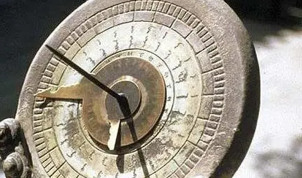 世界上最大的太阳钟是什么？设立原理是什么？