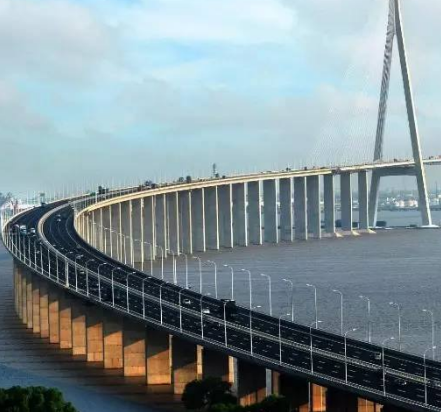 最长的斜拉桥全长多少公里？位于哪个省份？