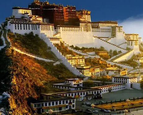 海拔最高的宫殿距今多少年历史？建筑风格是什么样的？