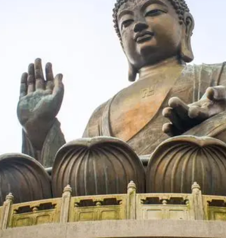 最大的露天青铜座佛在什么地方？设计灵感是什么？