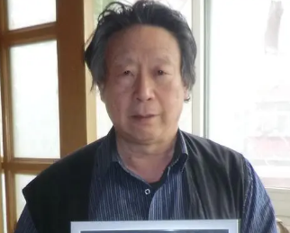 世界上首创藏头藏腰藏尾回文连环变化诗体的人是谁？