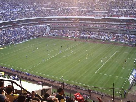 可入座人数最多的足球场叫什么？位于国家的什么地方？