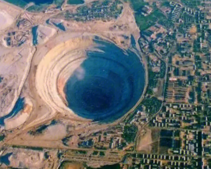 最大的人工洞穴在什么地方？深度多少？