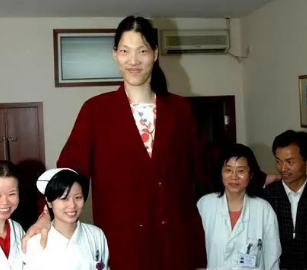 吉尼斯世界纪录最高的女人是谁？她有多高？