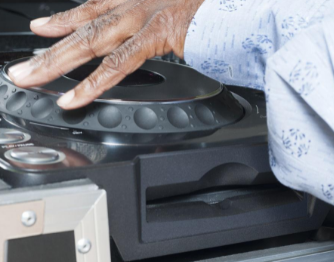 最长寿的唱片骑师是郭利民吗？他何时成为唱片骑师？