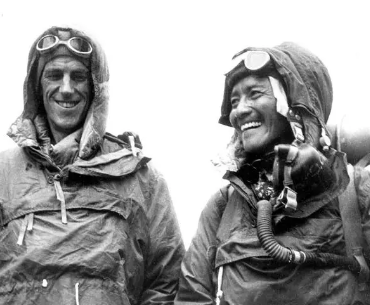 最早攀越珠穆朗玛峰的人是谁？他何时成功攀登？