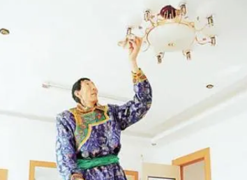 自然原因中最高的活人是谁？他的身高是多少？